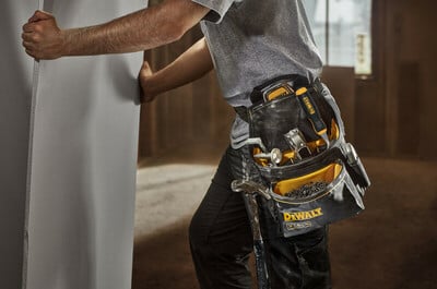 DeWalt kapsa na náradie s pútkom na kladivo a opaskom DWST40101-1