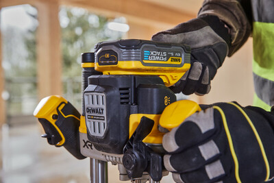 DeWalt DCW620H2 aku horná fréza 18V, 2x 5,0Ah aku Powerstack