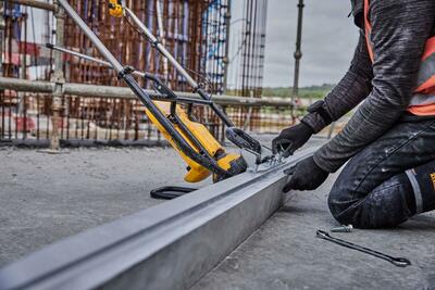 DeWalt Powershift DCPS330 aku sťahovacia vibračná lišta