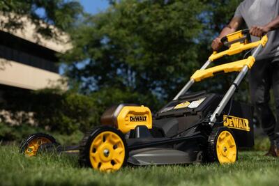 DeWalt FlexVolt DCMWSP550N aku kosačka na trávu s pojazdom, 53cm 54V bez aku