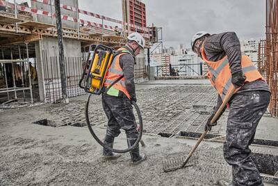 DeWalt Powershift DCPS310 ponorný vibrátor - chrbtová napájacia jednotka