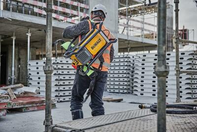 DeWalt Powershift DCPS310 ponorný vibrátor - chrbtová napájacia jednotka