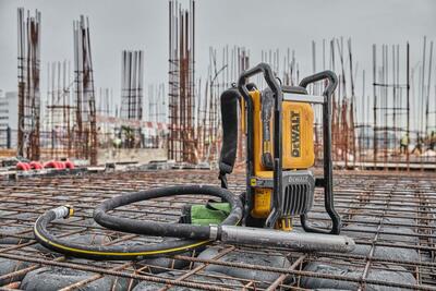 DeWalt Powershift DCPS310 ponorný vibrátor - chrbtová napájacia jednotka