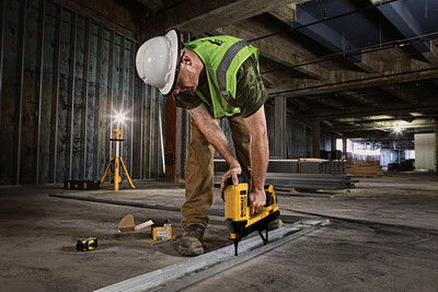 DeWalt DGN845D1 plynová klincovačka C6 Trak, 1x2,0Ah aku