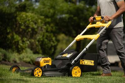 DeWalt FlexVolt DCMWSP550N aku kosačka na trávu s pojazdom, 53cm 54V bez aku