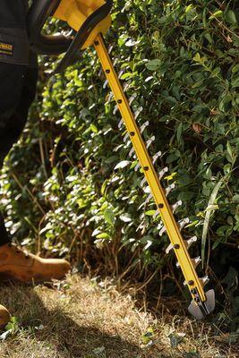 DeWalt DCMHT567N akumulátorové nůžky na živý plot 60cm, 18V bez akumulátoru