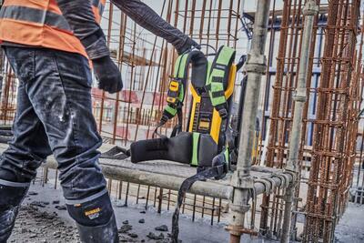 DeWalt Powershift DCPS310 ponorný vibrátor - chrbtová napájacia jednotka