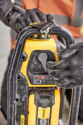 DeWalt Powershift DCPS320 ponorný vibrátor - napájacia jednotka