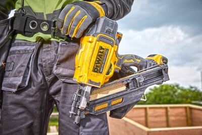 DeWalt DCN930P2 tesárska klincovačka 50-90mm, 18V, 2x 5,0Ah aku