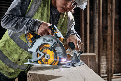 DeWalt DCS573H2T aku okružná píla 190mm, 18V 2x 5,0Ah aku Powerstack