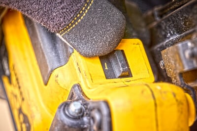 DeWalt DCN930P2 tesárska klincovačka 50-90mm, 18V, 2x 5,0Ah aku