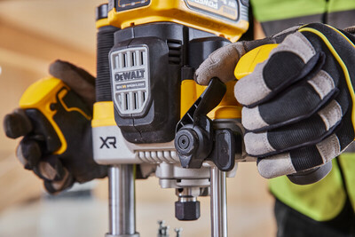 DeWalt DCW620H2 aku horná fréza 18V, 2x 5,0Ah aku Powerstack
