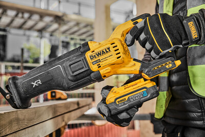 DeWalt DCS386H2T aku mečová píla 18V, 2x 5,0Ah aku Powerstack