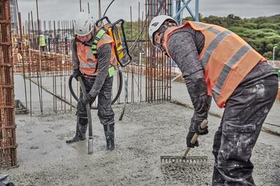 DeWalt Powershift DCPS310 ponorný vibrátor - chrbtová napájacia jednotka