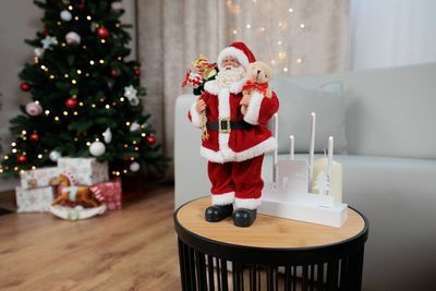 Dekorácia MagicHome Vianoce, Santa s darčekmi a medvedíkom, červený, 30 cm