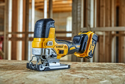 DeWalt DCS335N aku bezuhlíková priamočiara píla 18V bez aku