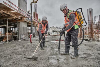 DeWalt Powershift DCPS310 ponorný vibrátor - chrbtová napájacia jednotka