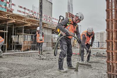 DeWalt Powershift DCPS310 ponorný vibrátor - chrbtová napájacia jednotka
