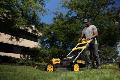 DeWalt FlexVolt DCMWSP550N aku kosačka na trávu s pojazdom, 53cm 54V bez aku