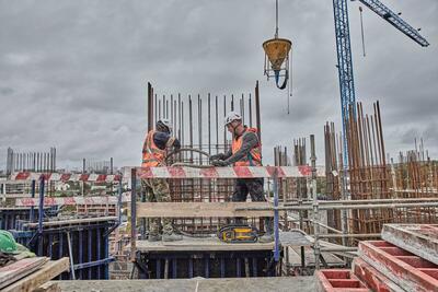 DeWalt Powershift DCPS320 ponorný vibrátor - napájacia jednotka