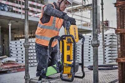 DeWalt Powershift DCPS310 ponorný vibrátor - chrbtová napájacia jednotka