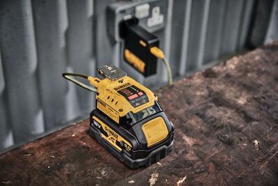 DeWalt DCB094H2 nabíjací adaptér USB pre 18V a 54V akumulátory + 2x 5,0Ah aku Powerstack