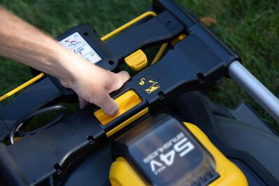 DeWalt FlexVolt DCMWP500N aku kosačka na trávu 53cm 54V, bez aku