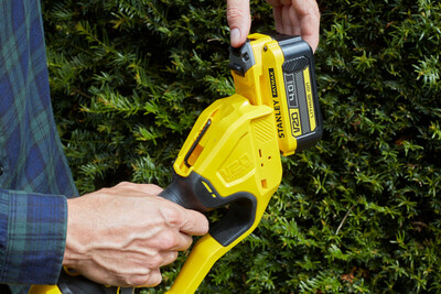 Stanley Fatmax V20 SFMCPH845M1 aku nožnice na živý plot 45 cm na tyči 18V 1x4,0Ah aku 