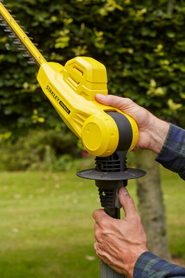 Stanley Fatmax V20 SFMCPH845M1 aku nožnice na živý plot 45 cm na tyči 18V 1x4,0Ah aku 