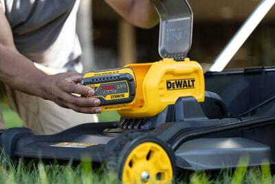 DeWalt FlexVolt DCMWSP550N aku kosačka na trávu s pojazdom, 53cm 54V bez aku