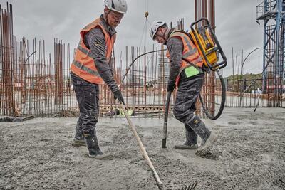 DeWalt Powershift DCPS310 ponorný vibrátor - chrbtová napájacia jednotka