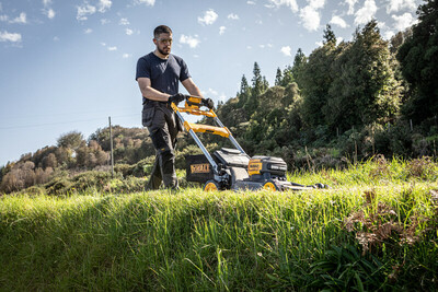 DeWalt FlexVolt DCMWSP660N aku kosačka s pojazdom, 54V, bez aku