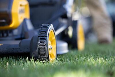 DeWalt FlexVolt DCMWSP550N aku kosačka na trávu s pojazdom, 53cm 54V bez aku