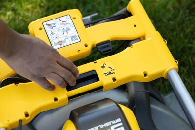DeWalt FlexVolt DCMWSP550N aku kosačka na trávu s pojazdom, 53cm 54V bez aku
