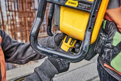 DeWalt Powershift DCPS310 ponorný vibrátor - chrbtová napájacia jednotka