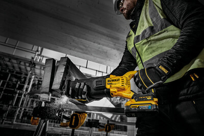 DeWalt DCS386H2T aku mečová píla 18V, 2x 5,0Ah aku Powerstack