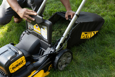 DeWalt DCMWP134W2 aku kosačka na trávu 53cm 18V, 2x8,0Ah aku