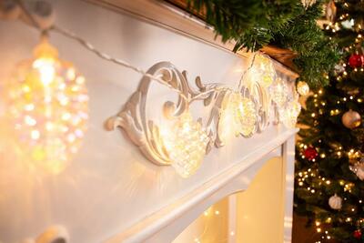 Reťaz MagicHome Vianoce Pine, 10 LED teplá biela, so šiškami, 2xAA, jednoduché svietenie, osvetlenie