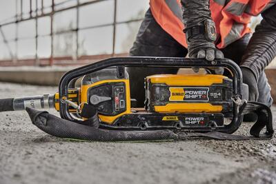 DeWalt Powershift DCPS320 ponorný vibrátor - napájacia jednotka