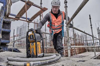 DeWalt Powershift DCPS320 ponorný vibrátor - napájacia jednotka