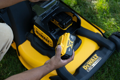 DeWalt DCMWP134W2 aku kosačka na trávu 53cm 18V, 2x8,0Ah aku