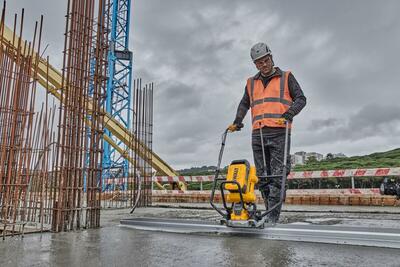 DeWalt Powershift DCPS330 aku sťahovacia vibračná lišta