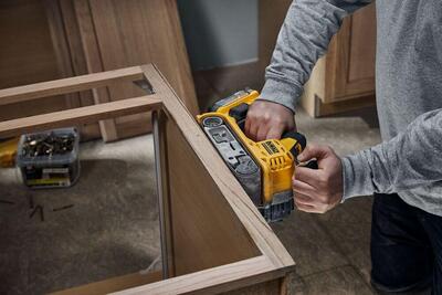 DeWalt DCW220N aku pásová brúska 75x533mm, 18V bez aku
