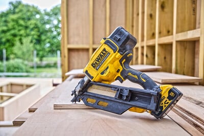 DeWalt DCN930N tesárska klincovačka 50-90mm, 18V bez aku