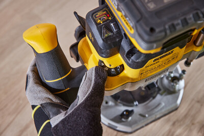 DeWalt DCW620H2 aku horná fréza 18V, 2x 5,0Ah aku Powerstack
