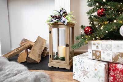Dekorácia MagicHome Vianoce, Lampáš s čečinou a mašľou, 1 LED, 3xAAA, efekt plameňa, časova