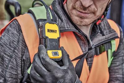 DeWalt Powershift DCPS310 ponorný vibrátor - chrbtová napájacia jednotka
