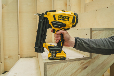 DeWalt DCN210SD2 dokončovací aku hřebíkovačka 18Ga 15–50 mm, 18V, 2x2,0Ah aku v Tstaku