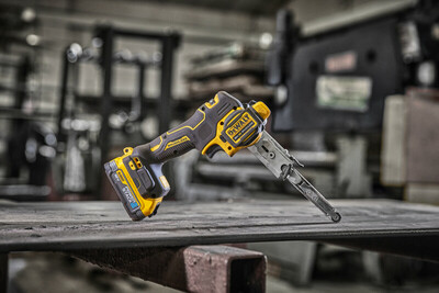 DeWalt DCM200E2T aku prstová brúska 2x1,7Ah aku Powerstack