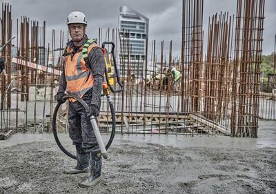 DeWalt Powershift DCPS310 ponorný vibrátor - chrbtová napájacia jednotka